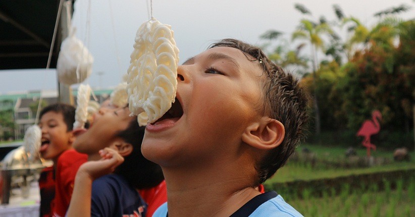 Detail Gambar Lomba Makan Kerupuk Nomer 24