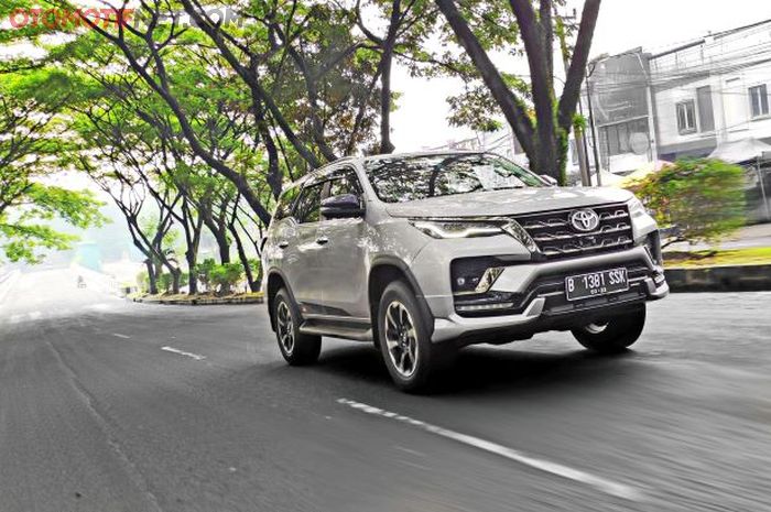 Detail Gambar Luar Dalam Mobil Fortuner Nomer 21