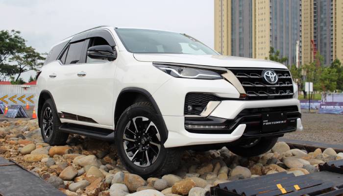 Detail Gambar Luar Dalam Mobil Fortuner Nomer 43