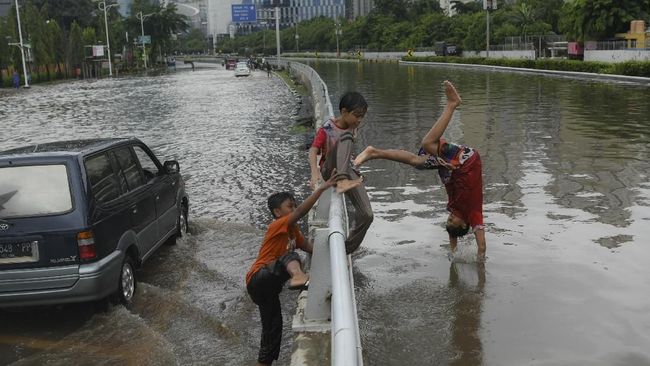 Detail Gambar Lucu Banjir Di Jakarta Nomer 2