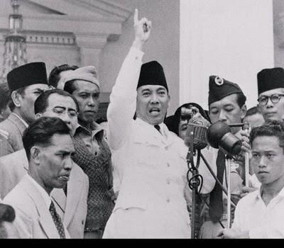 Detail Gambar Lucu Gambar Bung Karno Tuhan Tidak Merubah Satu Bangsa Nomer 8