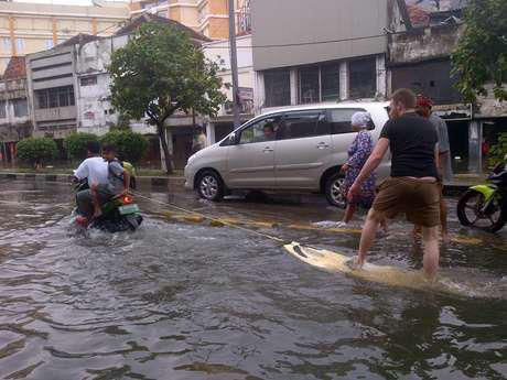 Detail Gambar Lucu Tentang Banjir Nomer 39