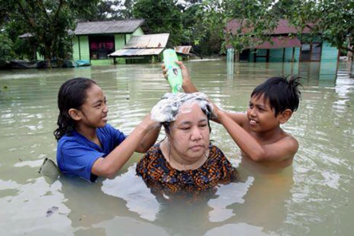 Detail Gambar Lucu Tentang Banjir Nomer 9