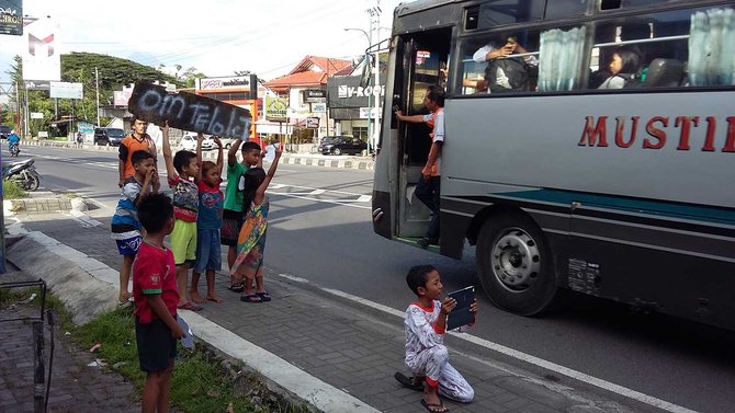 Detail Gambar Lukisan Anak Lagi Minta Telolet Nomer 12