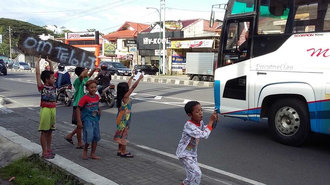 Detail Gambar Lukisan Anak Lagi Minta Telolet Nomer 9