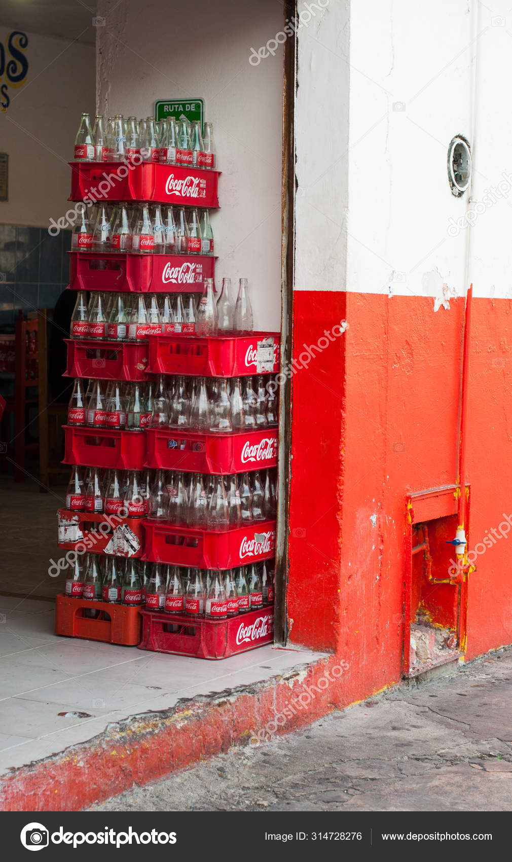 Detail Gambar Lukisan Bunga Sakura Dari Botol Coca Cola Nomer 44