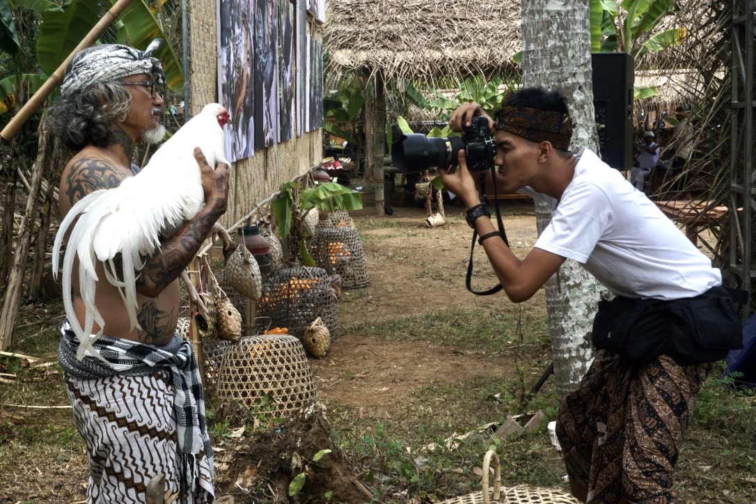 Detail Gambar Lukisan Orang Bawa Ayam Nomer 30