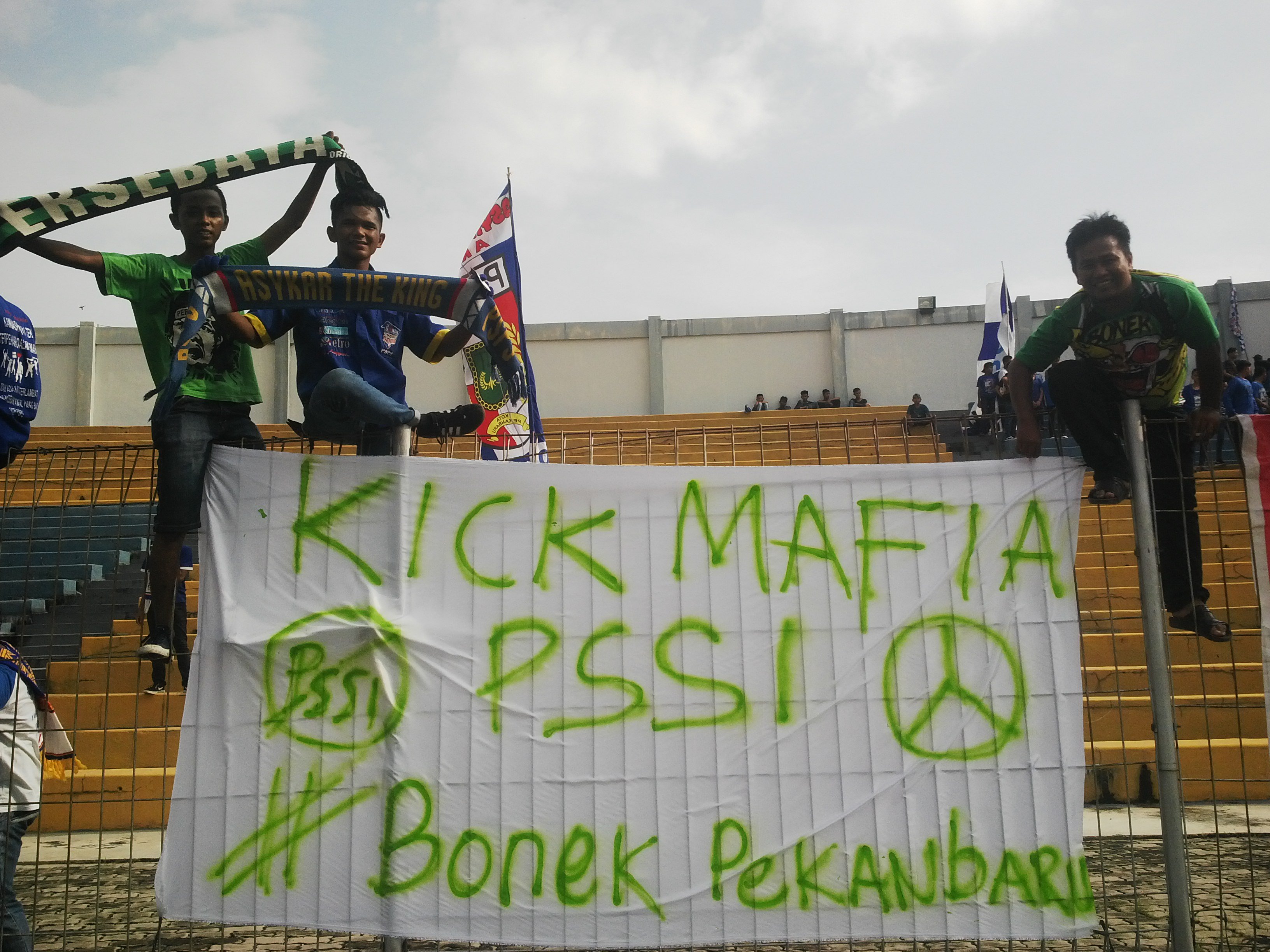 Detail Gambar Mafia Bonek Nomer 28