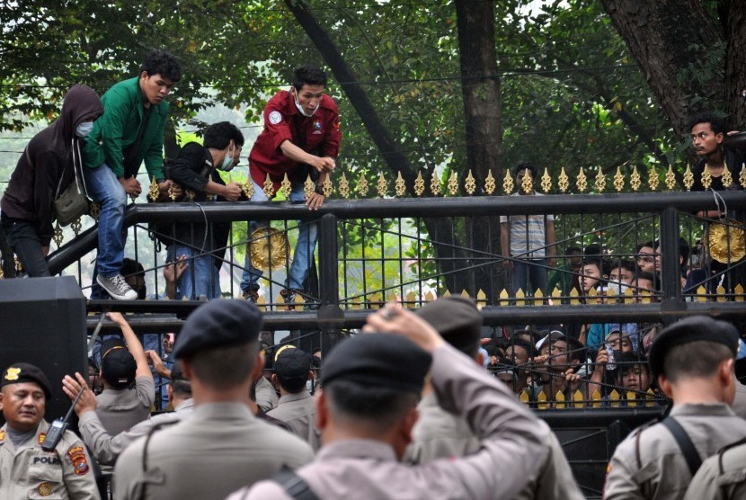 Detail Gambar Mahasiswa Sumut Unjuk Rasa Nomer 20