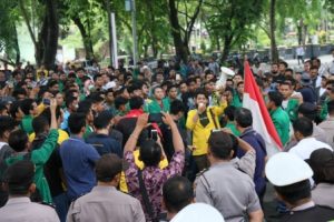 Detail Gambar Mahasiswa Sumut Unjuk Rasa Nomer 42