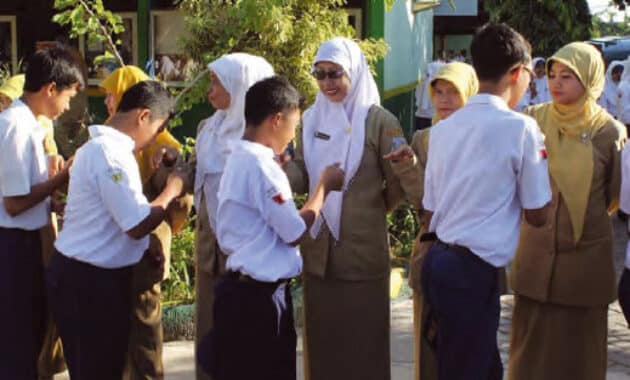 Detail Contoh Sopan Santun Di Sekolah Nomer 50