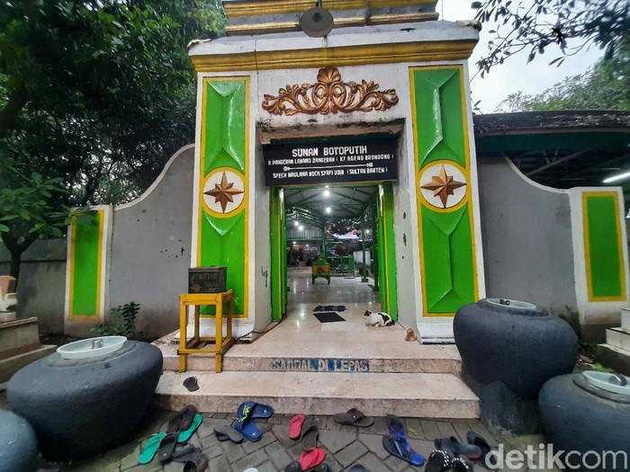 Detail Gambar Makam Sunan Ampel Nomer 21