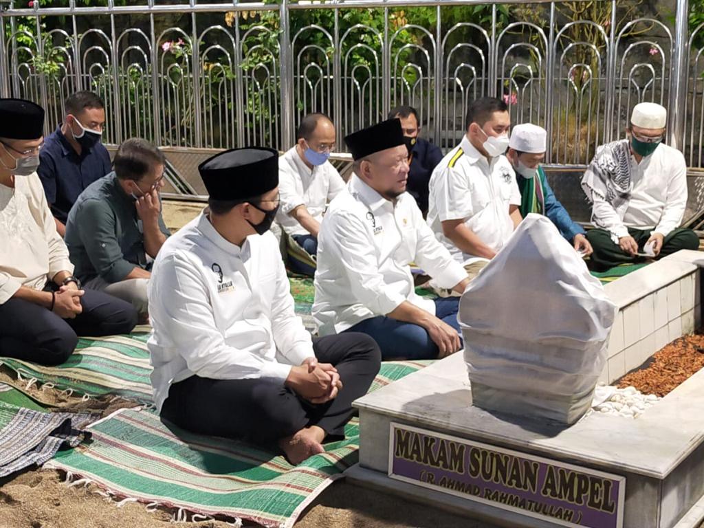 Detail Gambar Makam Sunan Ampel Nomer 31