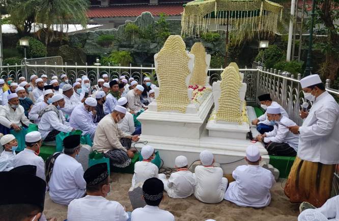 Detail Gambar Makam Sunan Ampel Nomer 41