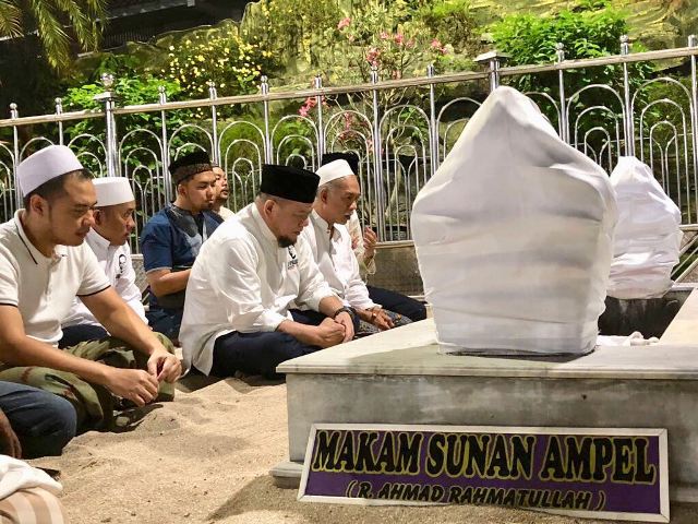 Detail Gambar Makam Sunan Ampel Nomer 8