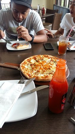 Detail Gambar Makan Pizza Hut Nomer 16