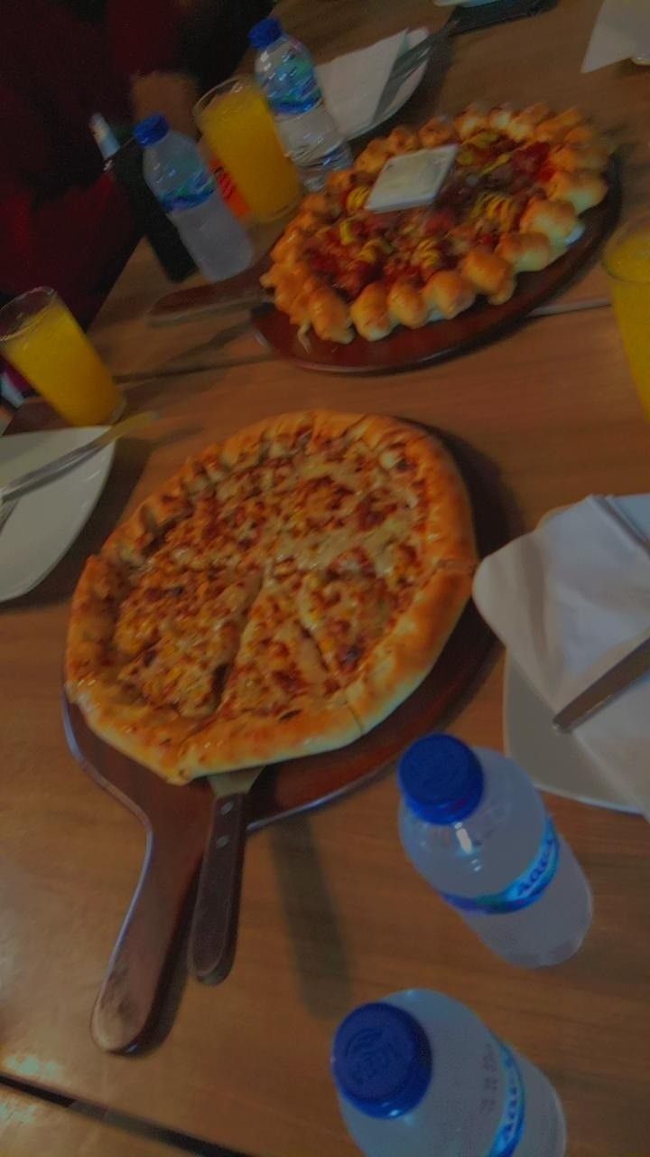 Detail Gambar Makan Pizza Hut Nomer 56