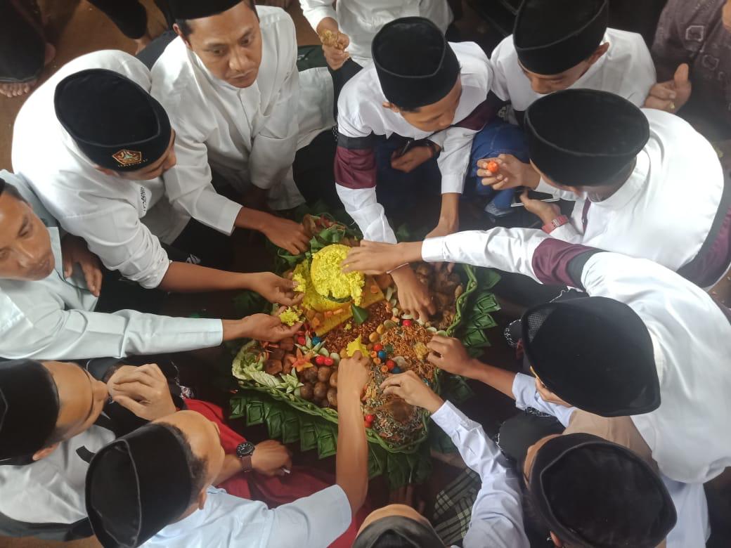 Detail Gambar Makan Tumpeng Nomer 5