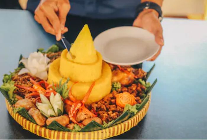 Detail Gambar Makan Tumpeng Nomer 6