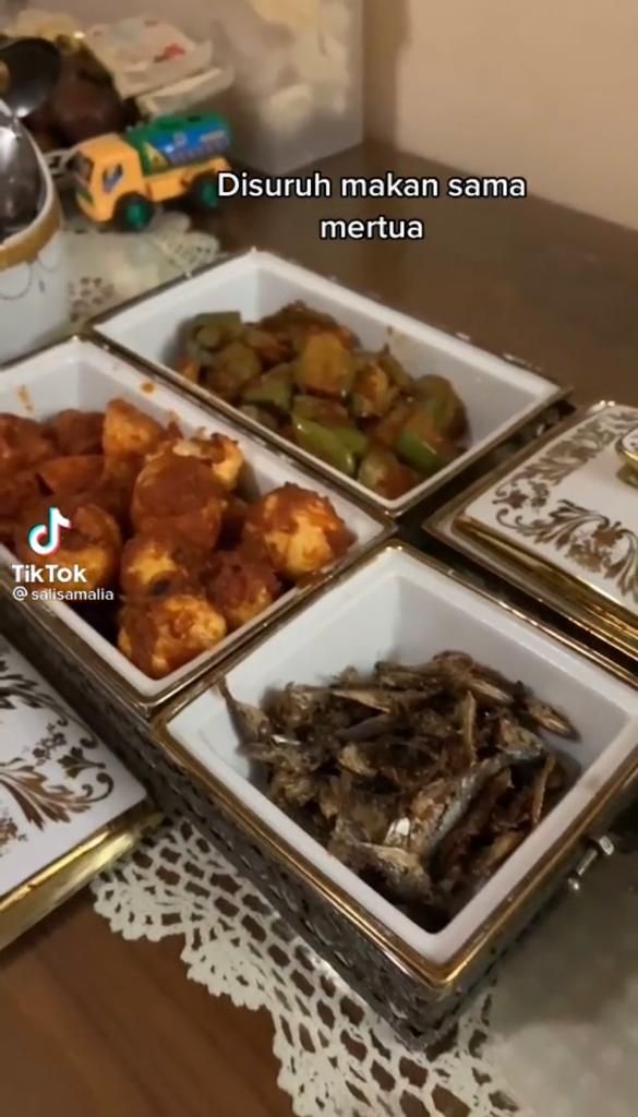 Detail Gambar Makanan Di Meja Nomer 30