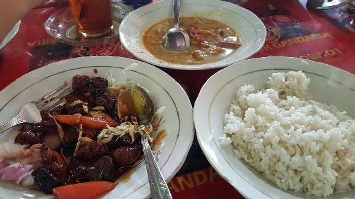 Detail Gambar Makanan Di Meja Makan Nomer 19