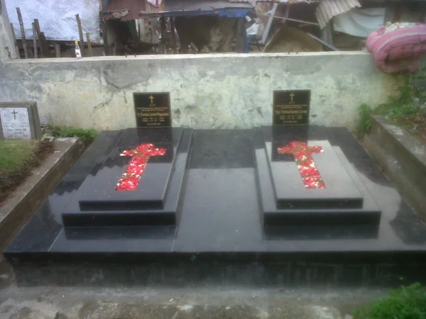 Detail Gambar Malaikat Di Makam Kristen Modern Nomer 34