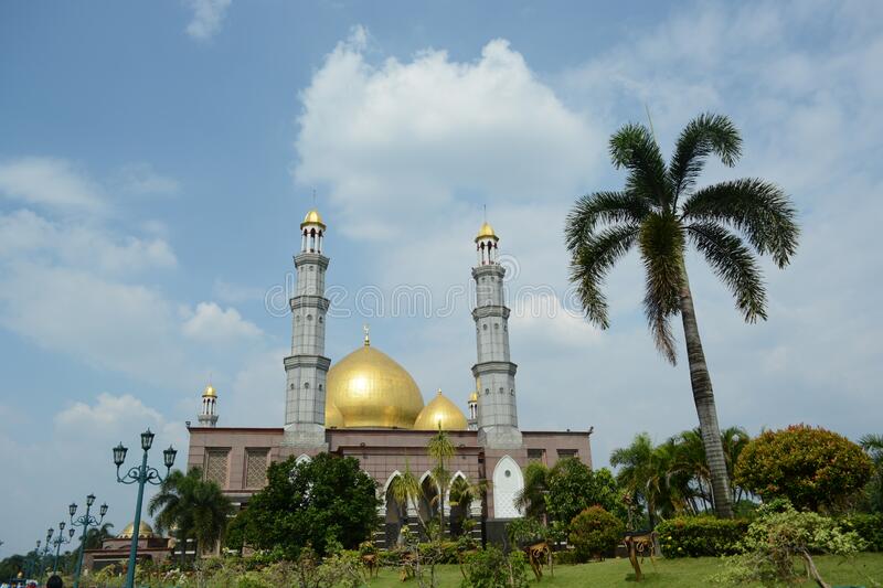 Detail Gambar Masjid Kubah Emas Nomer 33