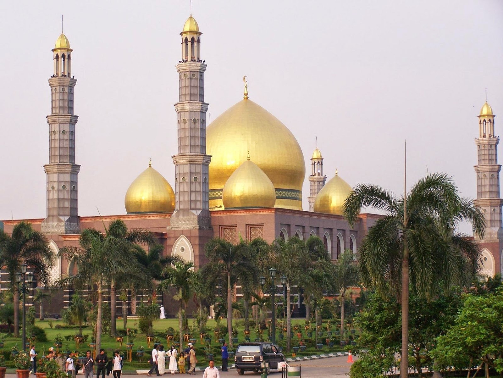 Detail Gambar Masjid Kubah Emas Depok Nomer 14