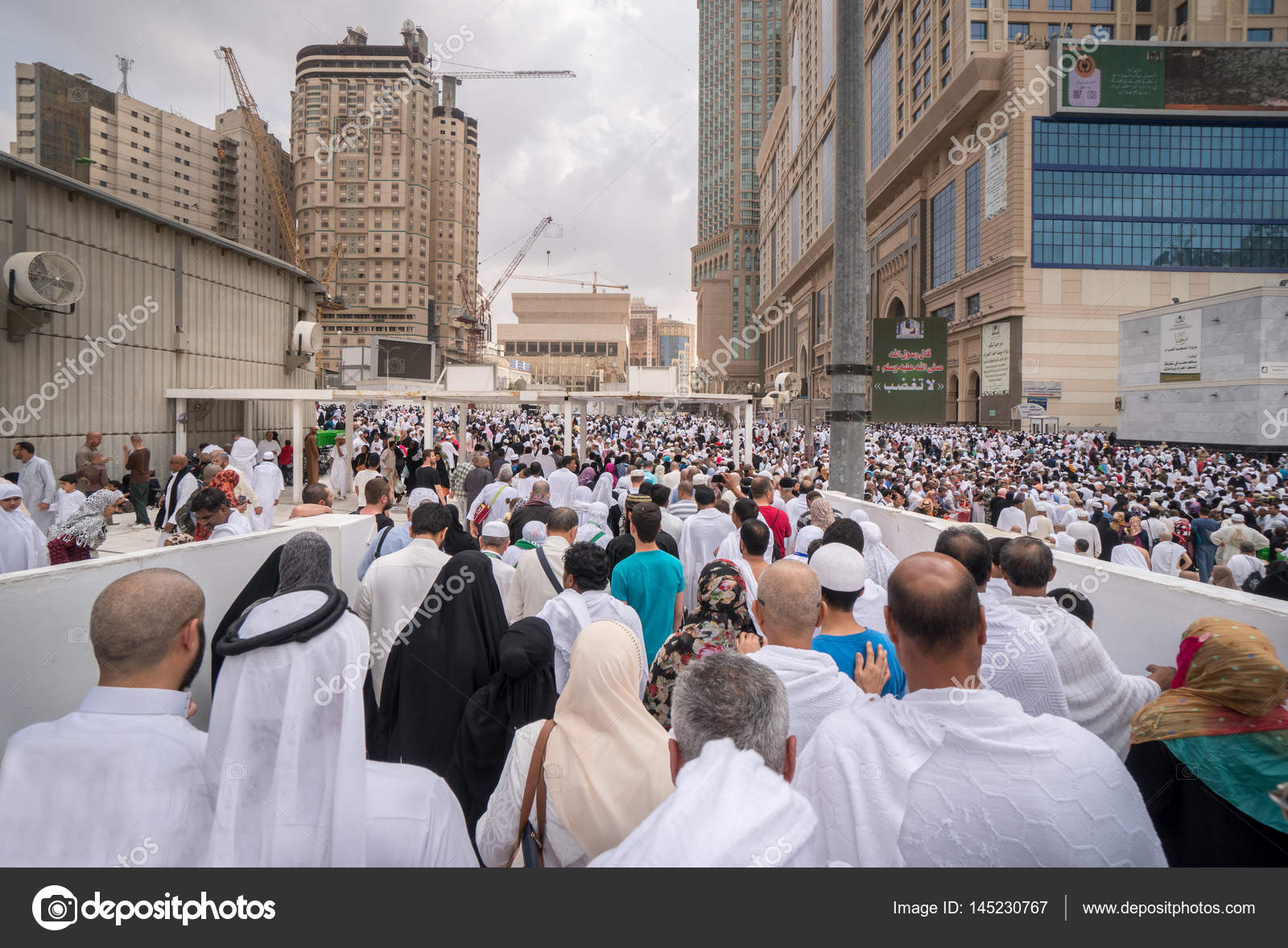 Время мекка саудовская. Талбия для хаджа. Прогулка мусульман. Азизей торговый рынок в Мекке.