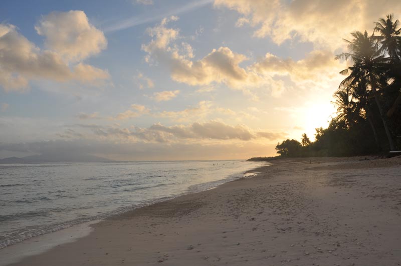 Detail Gambar Matahari Tenggelam Di Pantai Nomer 21