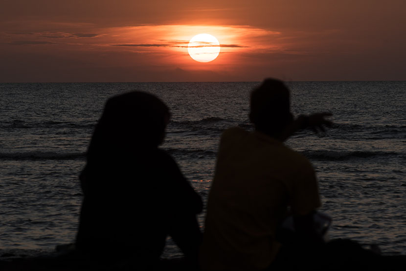 Detail Gambar Matahari Tenggelam Di Pantai Nomer 22