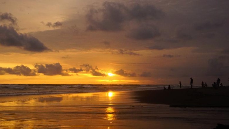 Detail Gambar Matahari Tenggelam Di Pantai Nomer 34