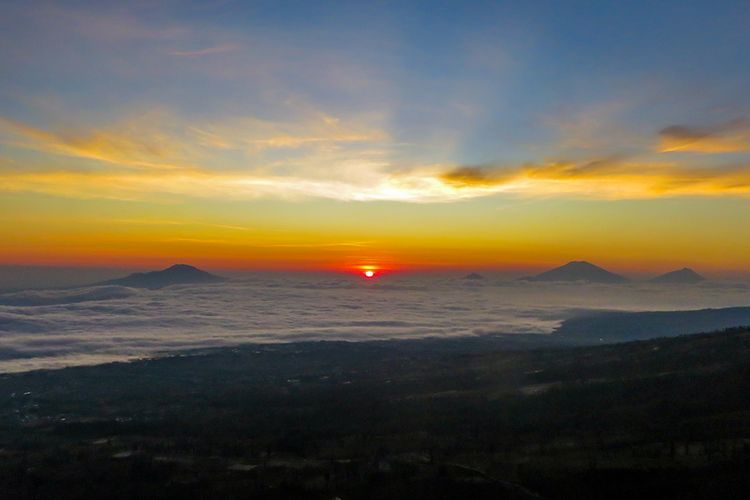 Detail Gambar Matahari Terbenam Di Gunung Nomer 16