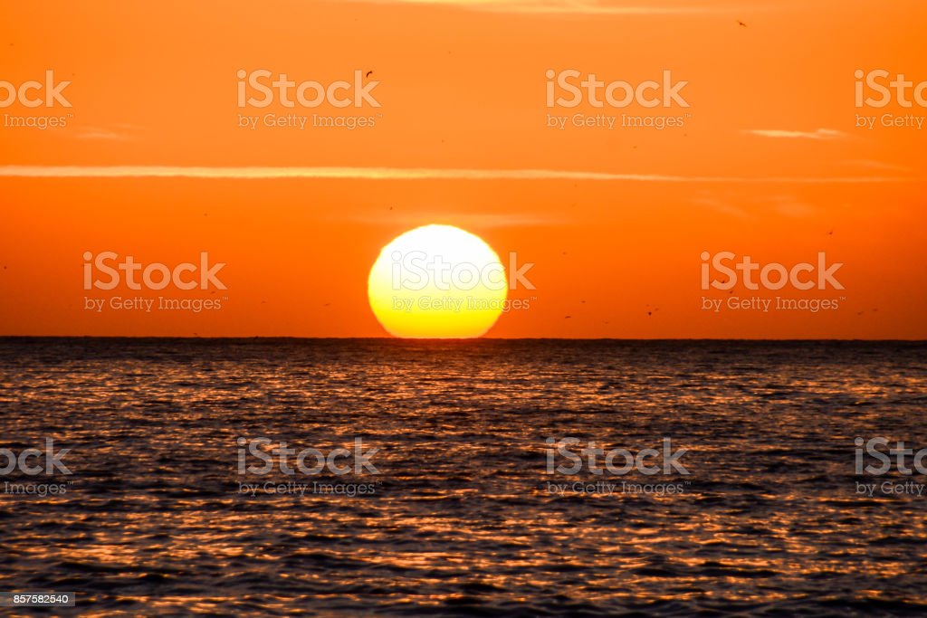 Detail Gambar Matahari Terbenam Di Laut Nomer 49