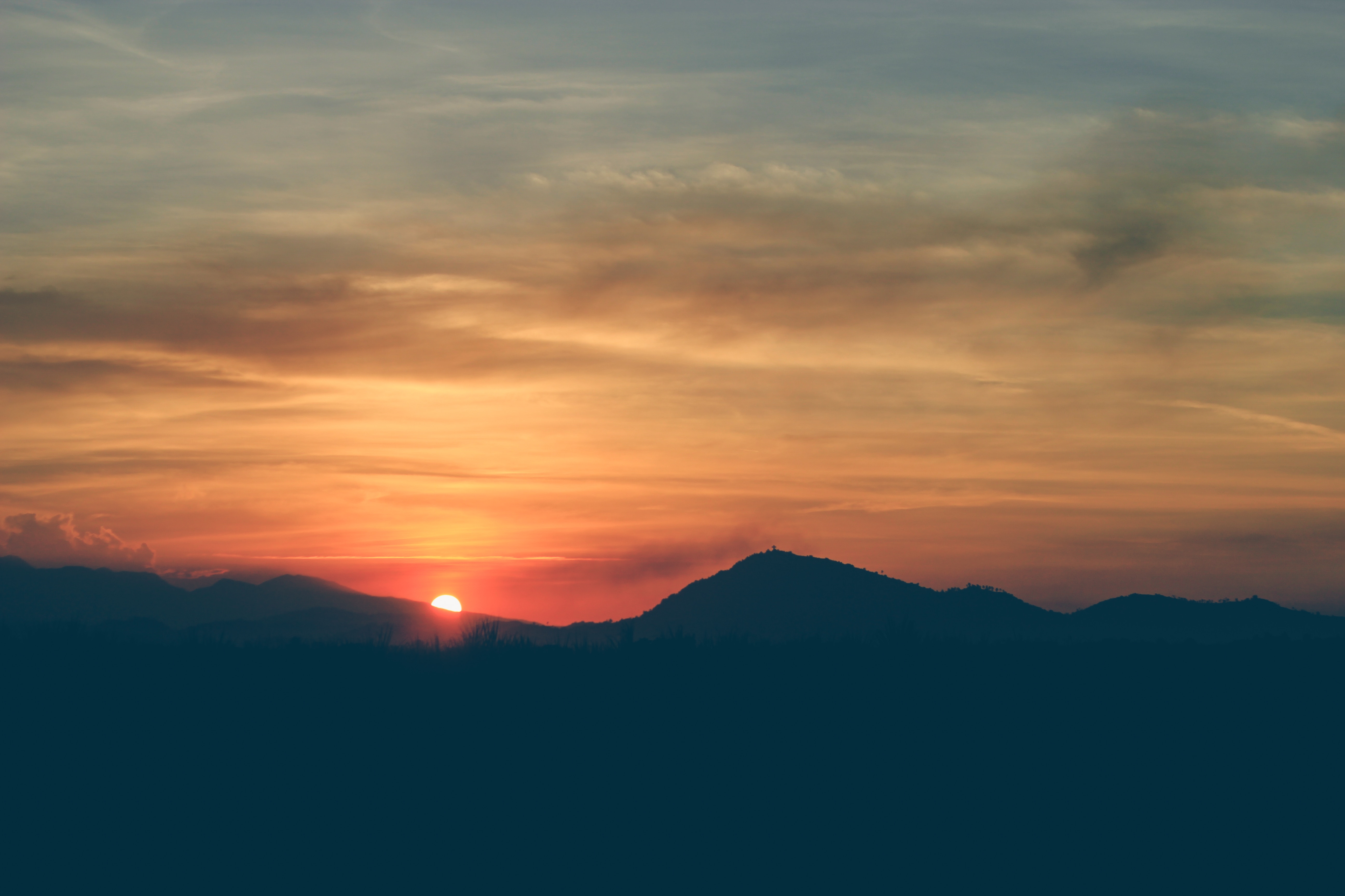 Detail Gambar Matahari Terbenam Di Sore Hari Di Pegunungan Nomer 13
