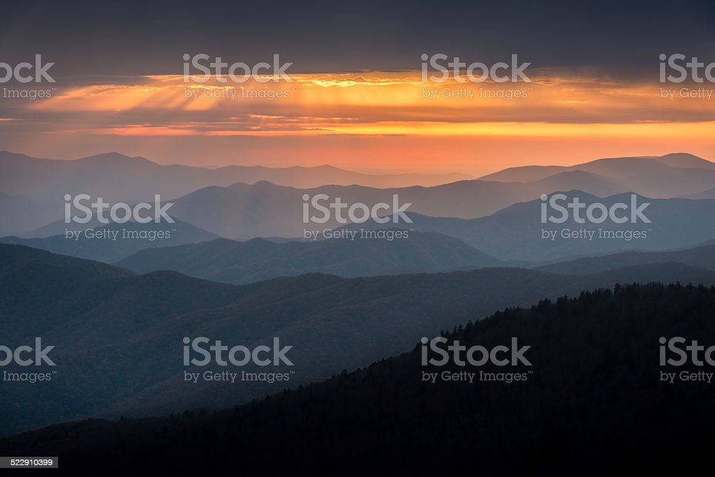 Detail Gambar Matahari Terbenam Di Sore Hari Di Pegunungan Nomer 17