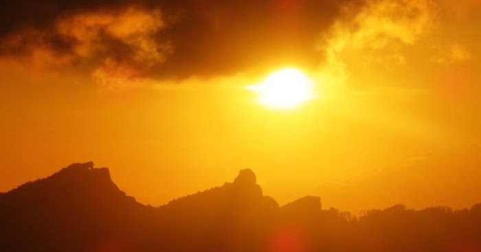 Detail Gambar Matahari Terbenam Di Sore Hari Di Pegunungan Nomer 26