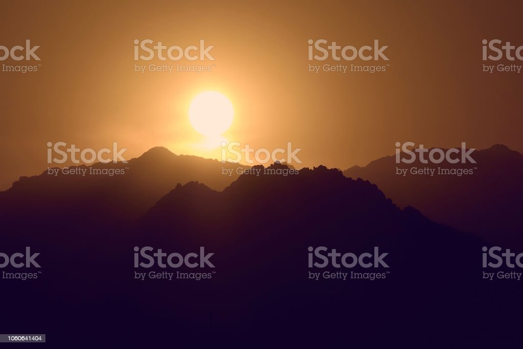 Detail Gambar Matahari Terbenam Di Sore Hari Di Pegunungan Nomer 27