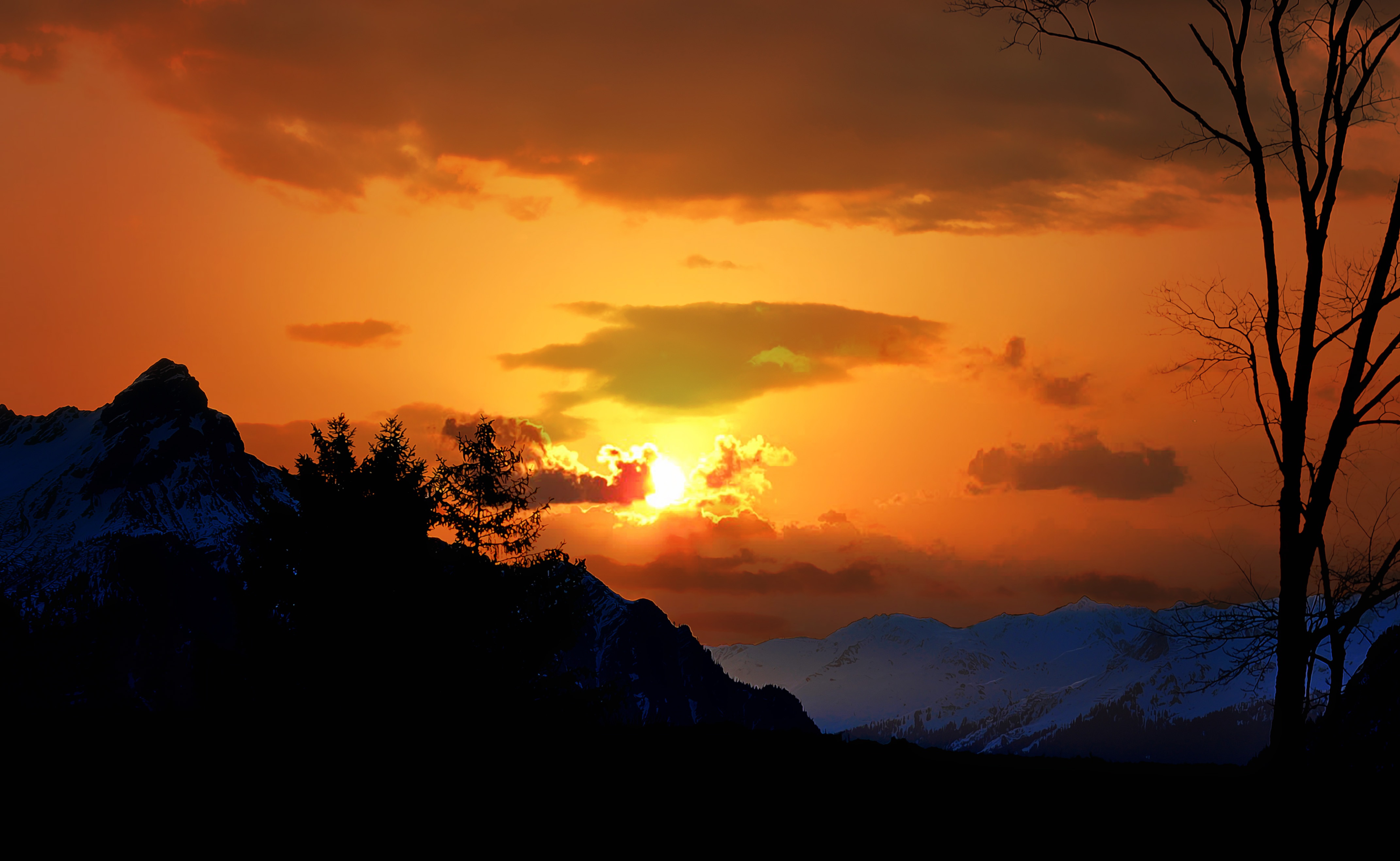Detail Gambar Matahari Terbenam Di Sore Hari Di Pegunungan Nomer 6