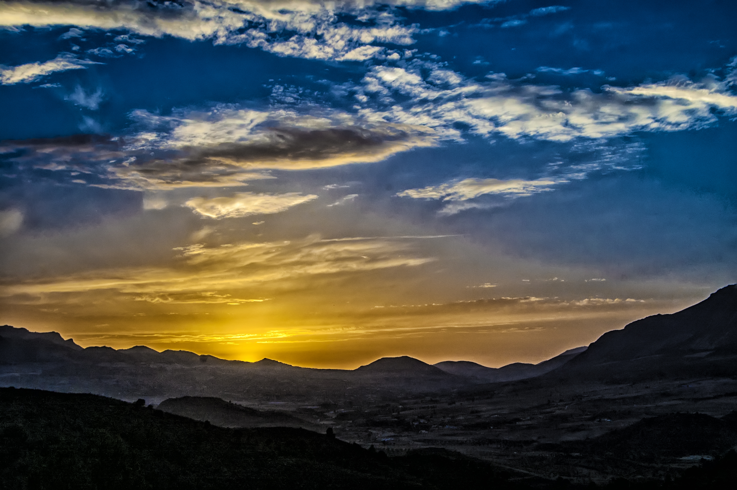 Detail Gambar Matahari Terbenam Di Sore Hari Di Pegunungan Nomer 9