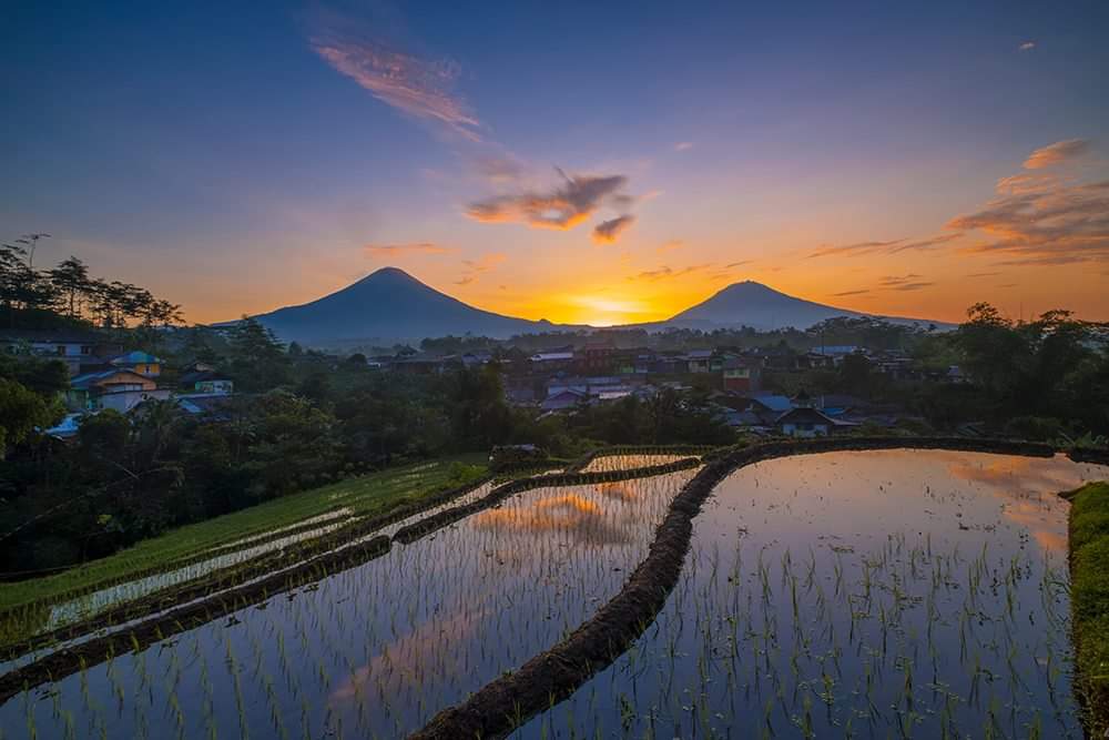 Detail Gambar Matahari Terbit Di Gunung Nomer 41