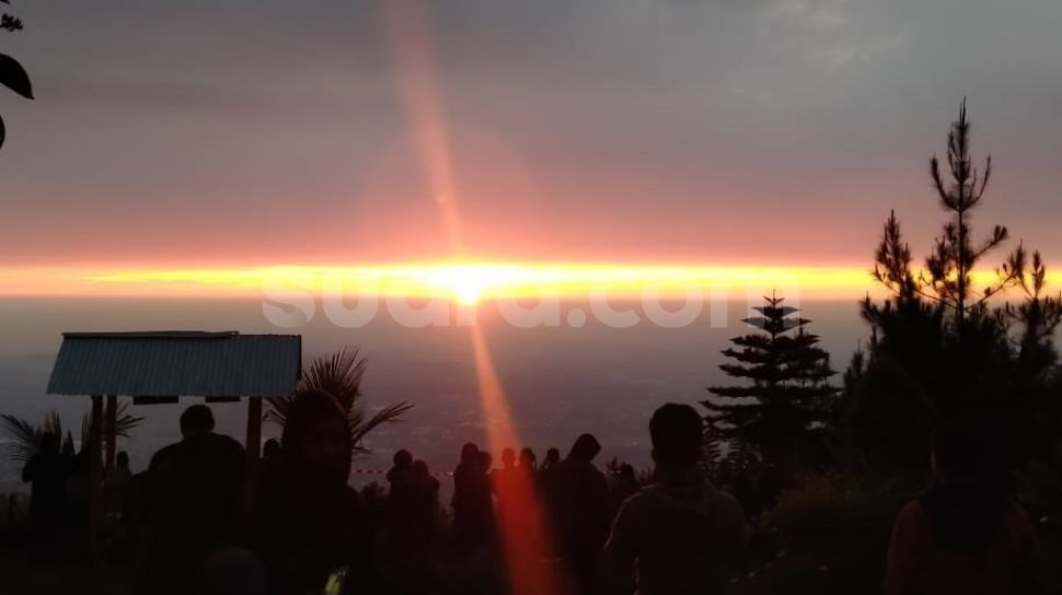 Detail Gambar Matahari Terbit Di Gunung Nomer 51