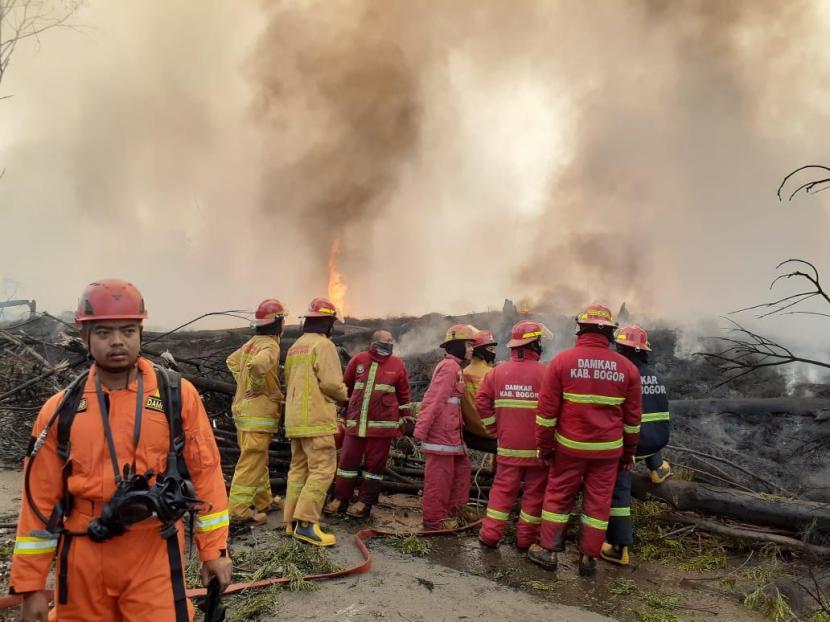 Detail Gambar Memadamkan Kebakaran Nomer 41