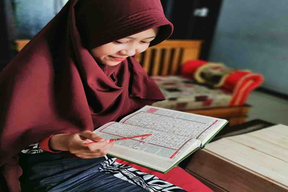 Detail Gambar Membaca Al Quran Nomer 34