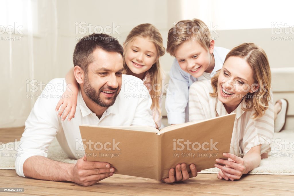 Detail Gambar Membaca Bersama Keluarga Nomer 45
