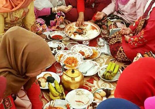 Detail Gambar Membagi Makan Dengan Sesama Nomer 35