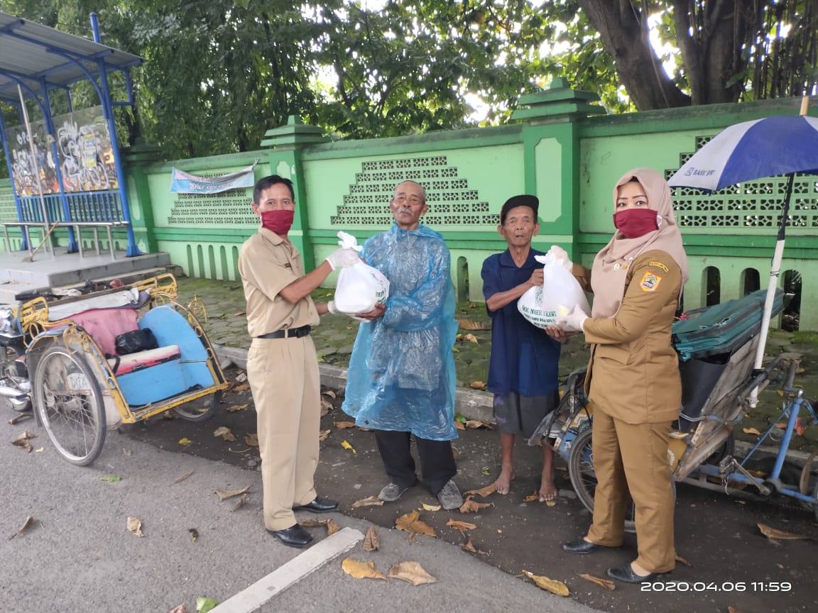 Detail Gambar Membagi Makan Dengan Sesama Nomer 37