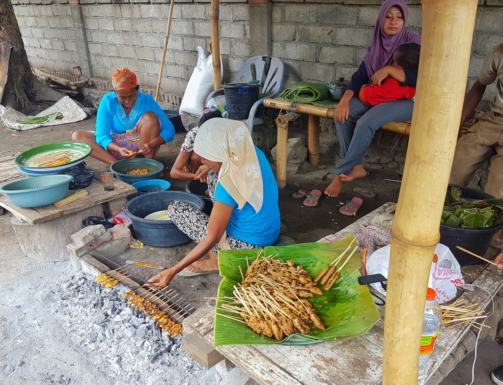 Detail Gambar Membantu Tetangga Hajatan Nomer 33