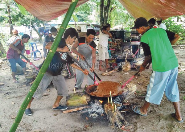 Detail Gambar Membantu Tetangga Hajatan Nomer 7