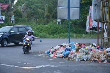 Detail Gambar Membuang Sampah Sembarangan Nomer 4